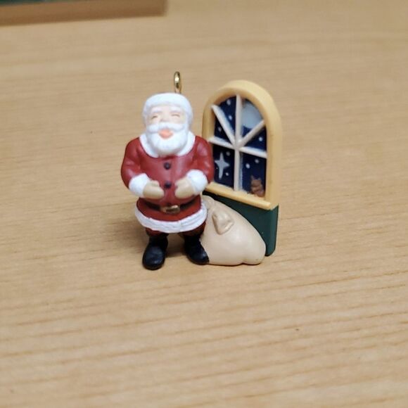 4 hallmark miniature Santa/snowman ornaments - Picture 10 of 16